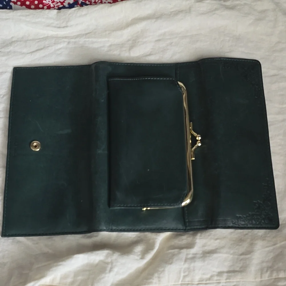 Vintage Women's Dark Green Leather Wallet with Embossed Detail - Picture 4 of 4